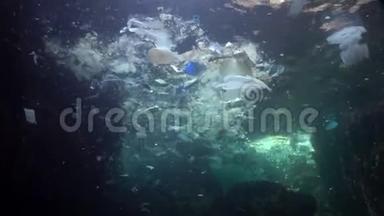 塑料垃圾等杂物漂浮在水下.. <strong>海洋污染</strong>。 水中的塑料碎片，杀死野生动物。